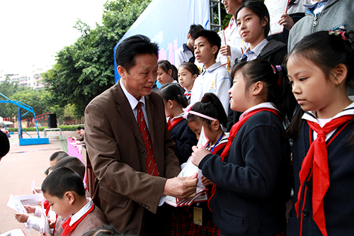 07、圖為開學(xué)典禮上戴桓標(biāo)校長(zhǎng)為學(xué)生頒發(fā)”遠(yuǎn)恒佳獎(jiǎng)學(xué)金“