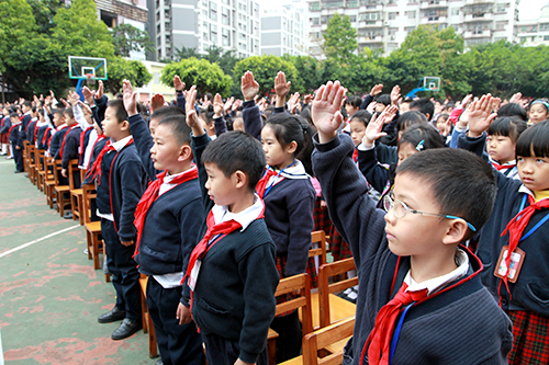 03、圖為開學(xué)典禮升國(guó)旗時(shí)國(guó)際部學(xué)生行隊(duì)禮