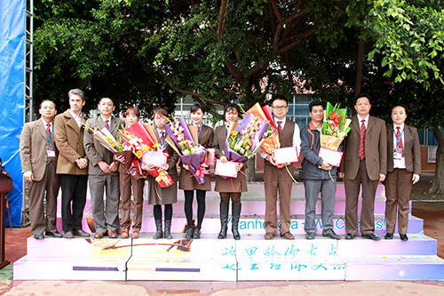 06、圖為開學(xué)典禮時(shí)學(xué)校頒獎(jiǎng)?lì)I(lǐng)導(dǎo)與優(yōu)秀教職工合影