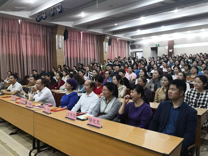 若為人父母是一場人生旅行，美麗風(fēng)景要靠你引領(lǐng)孩子發(fā)現(xiàn) ——致龍華中英文實驗學(xué)校家長學(xué)校開學(xué)儀式