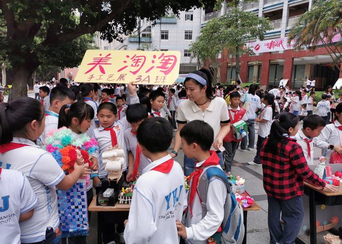 精美作品亮人眼，跳蚤市場交易忙