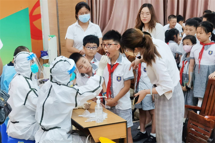 共同戰(zhàn)“疫”，龍華中英文在行動!——學校組織志愿者支援社區(qū)防疫一線