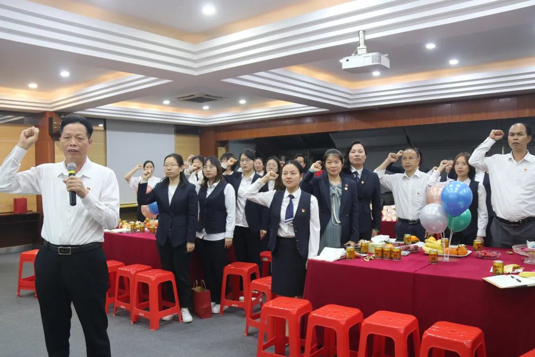 憶入黨初心，擔(dān)責(zé)任使命——龍華中英文實(shí)驗(yàn)學(xué)校黨支部為黨員辦集體政治生日會(huì)